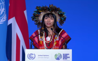 Txai Suruí, una activista indígena brasileña, destacada en la COP26 (la conferencia climática de la ONU realizada en Glasgow en 2021) por ser una de las voces jóvenes más potentes en defensa de los derechos indígenas y la protección del medio ambiente.