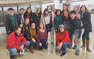 Grup d'amics de Dona Crea, junt a 2 artistes de l felicitat es un hábito