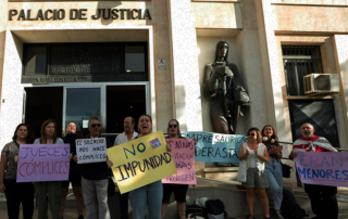 a la porta del juzgado de murcia. dia del juicio empresaris foto rtve