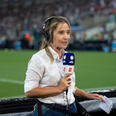 Periodista locutora de televisió fen la retransmisió d'un partit. d'Udivulga